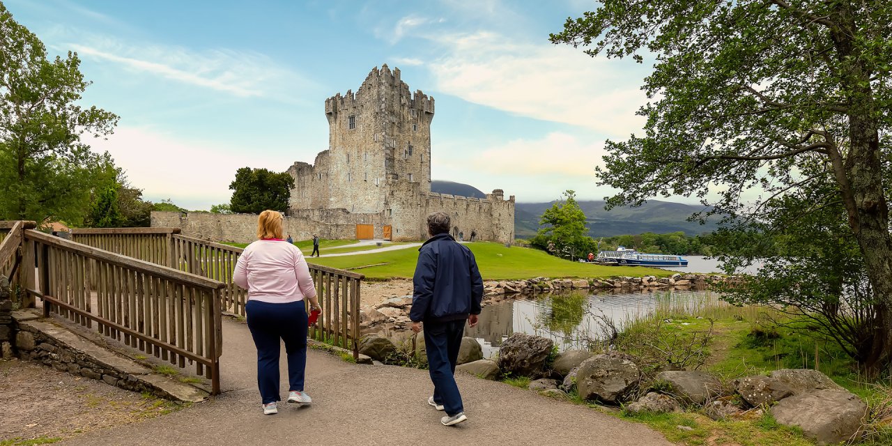 couple travelling through killarney national park
